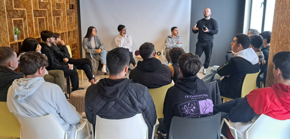 Alumnos del ciclo medio de Instalacións de Telecomunicacións del IES Espiñeira conocen el espacio Coworking A Pobra