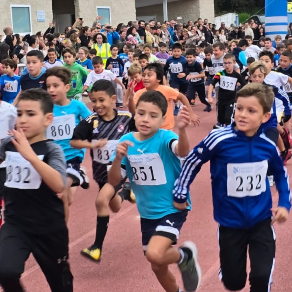 Más de 900 alumnos de Ribeira y del IES Praia Barraña compiten en la fase local de cros de la gran fiesta del deporte escolar