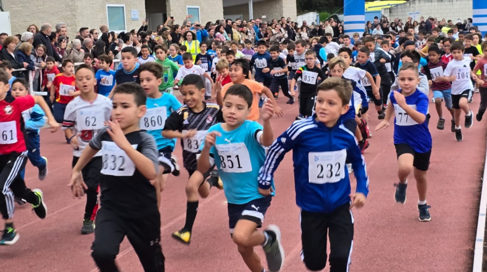 Más de 900 alumnos de Ribeira y del IES Praia Barraña compiten en la fase local de cros de la gran fiesta del deporte escolar