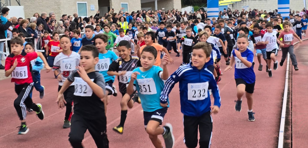 Más de 900 alumnos de Ribeira y del IES Praia Barraña compiten en la fase local de cros de la gran fiesta del deporte escolar