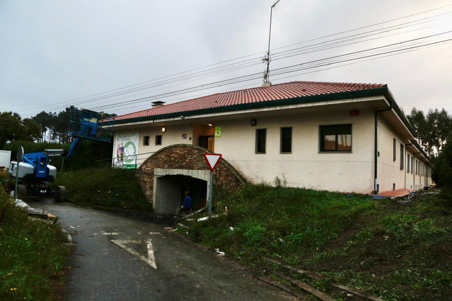 La residencia de mayores de A Goulla abrirá en enero y siguen adelante las obras del parque acuático