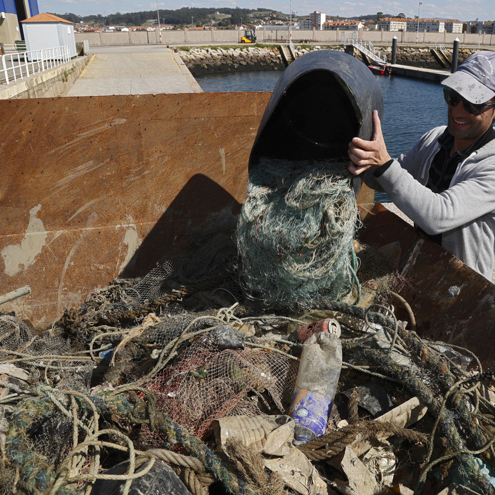 Afundación y la Cofradía de Cambados ya retiraron más de 25 toneladas de basura de la Ría de Arousa