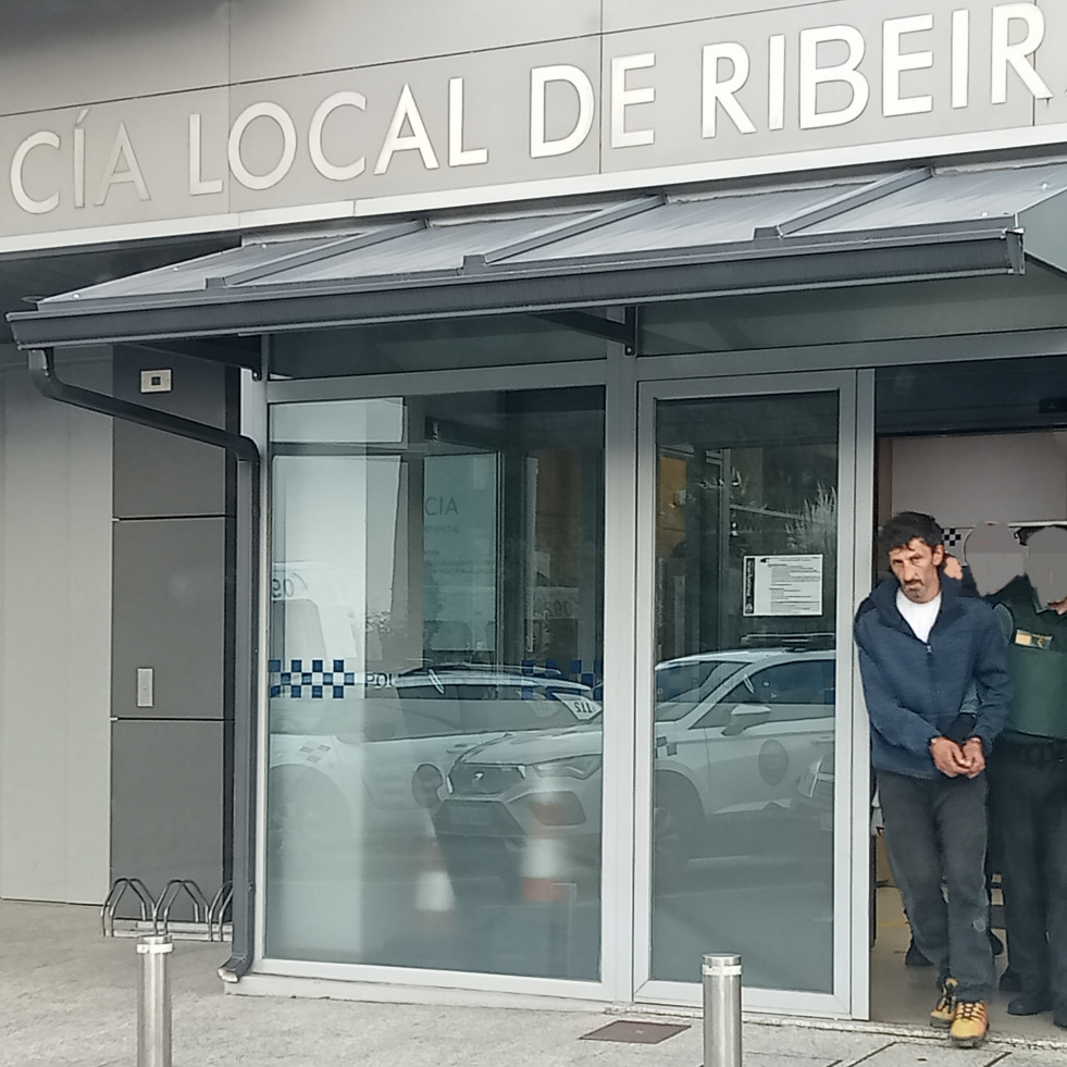 Cárcel para el caco que se durmió en el rellano de las escaleras del edificio de Ribeira en el que robó en una vivienda habitada