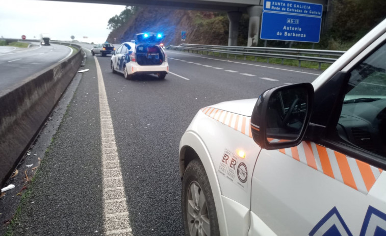 Herido un joven conductor en un aparatoso accidente de tráfico en la Autovía do Barbanza en A Pobra