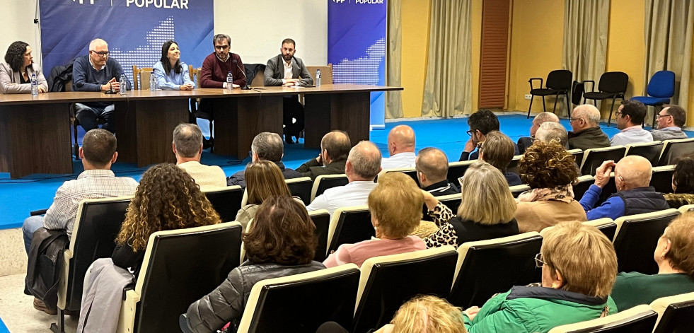 Diego Calvo solicita a los concejales y colaboradores del PP en O Barbanza “estar preto dos veciños”