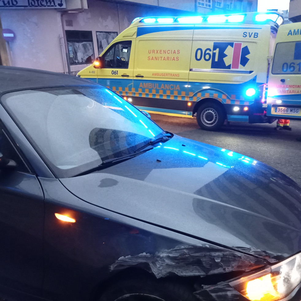 Trasladan en ambulancia al Hospital do Barbanza a un hombre herido en un accidente de tráfico en el casco urbano de Ribeira