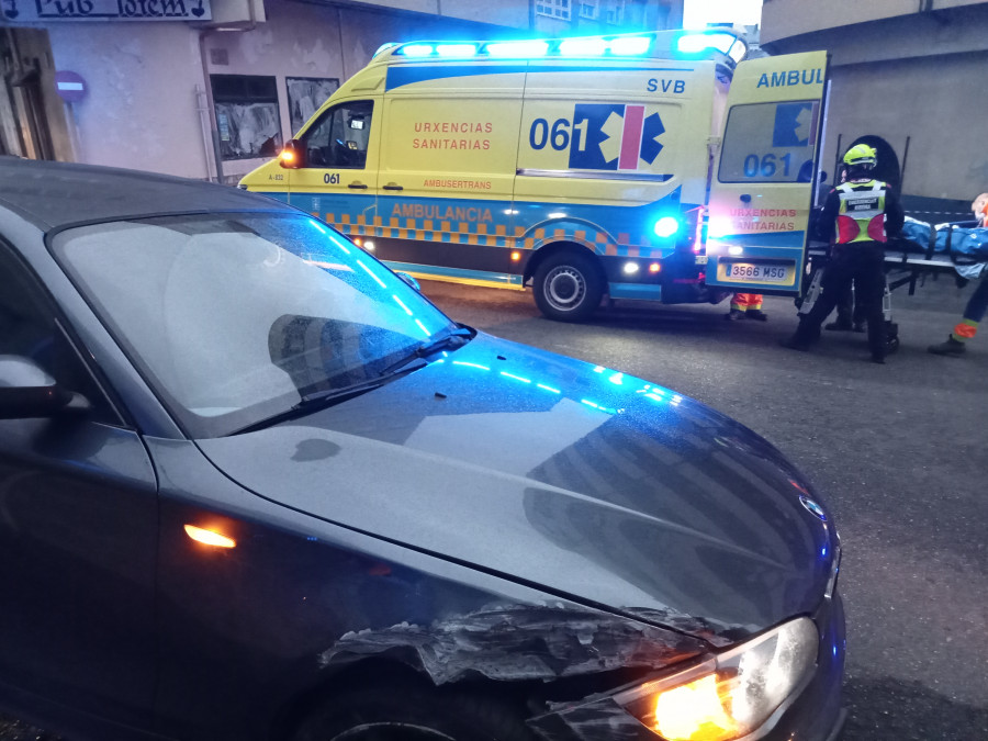 Trasladan en ambulancia al Hospital do Barbanza a un hombre herido en un accidente de tráfico en el casco urbano de Ribeira