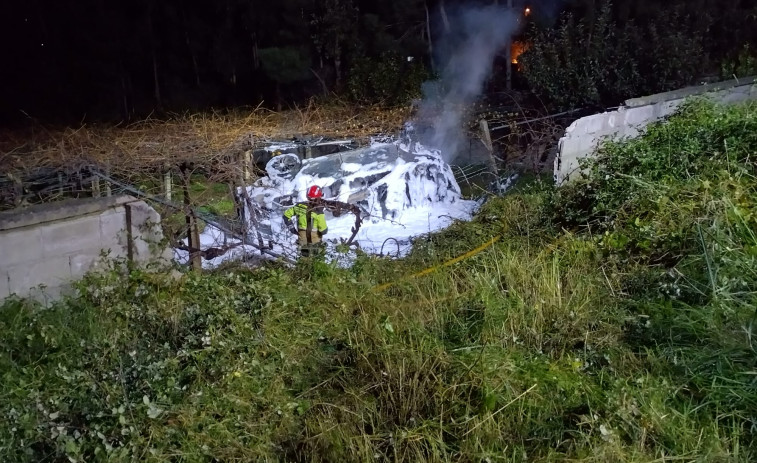 Arde por completo un coche tras caer a unas viñas en una salida de vía en Ribadumia