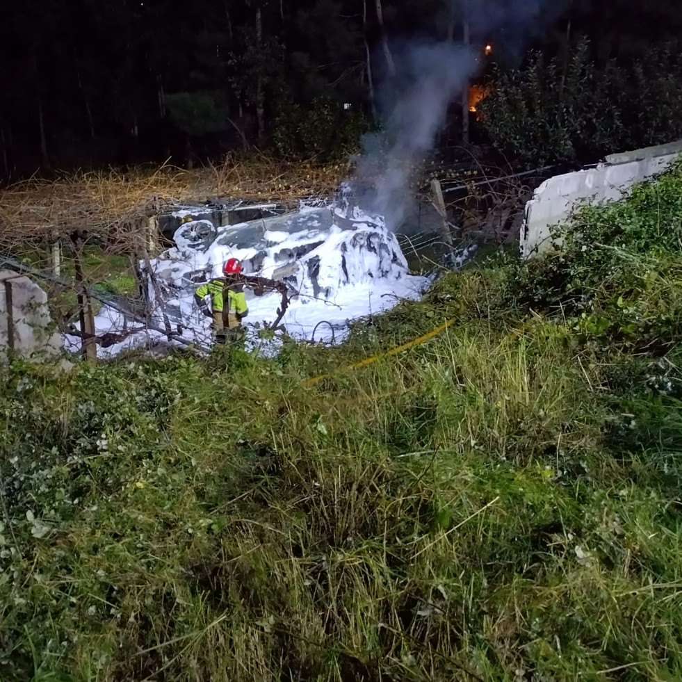 Arde por completo un coche tras caer a unas viñas en una salida de vía en Ribadumia