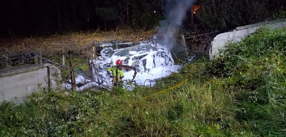 Arde por completo un coche tras caer a unas viñas en una salida de vía en Ribadumia