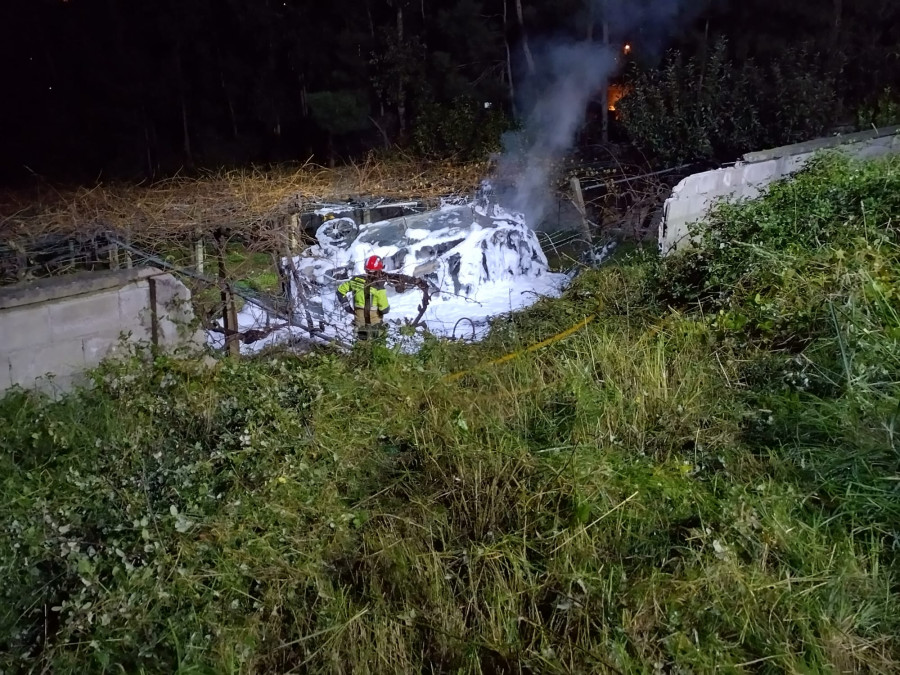 Arde por completo un coche tras caer a unas viñas en una salida de vía en Ribadumia