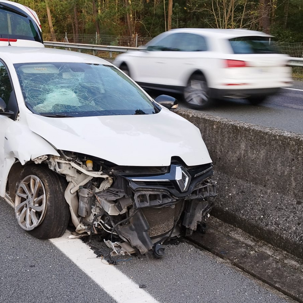 Una conductora sale ilesa de una aparatosa salida de vía en la AP-9, a su paso por Caldas