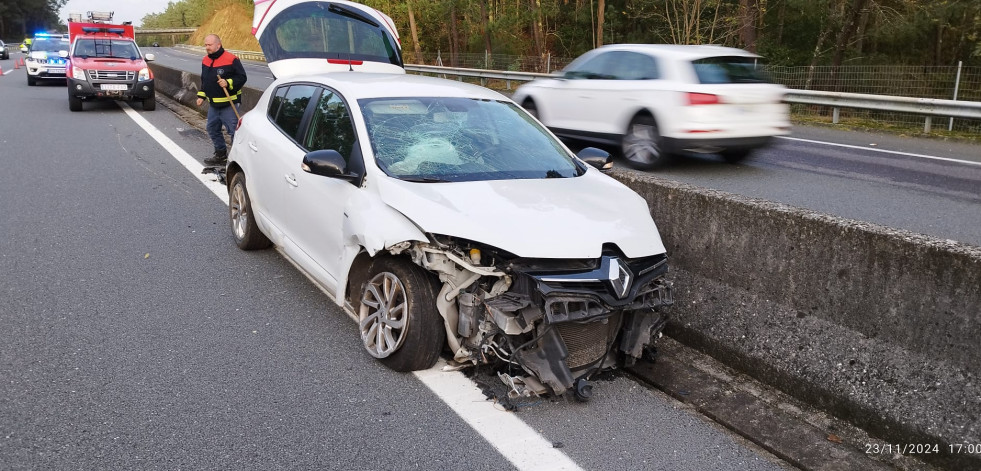 Una conductora sale ilesa de una aparatosa salida de vía en la AP-9, a su paso por Caldas