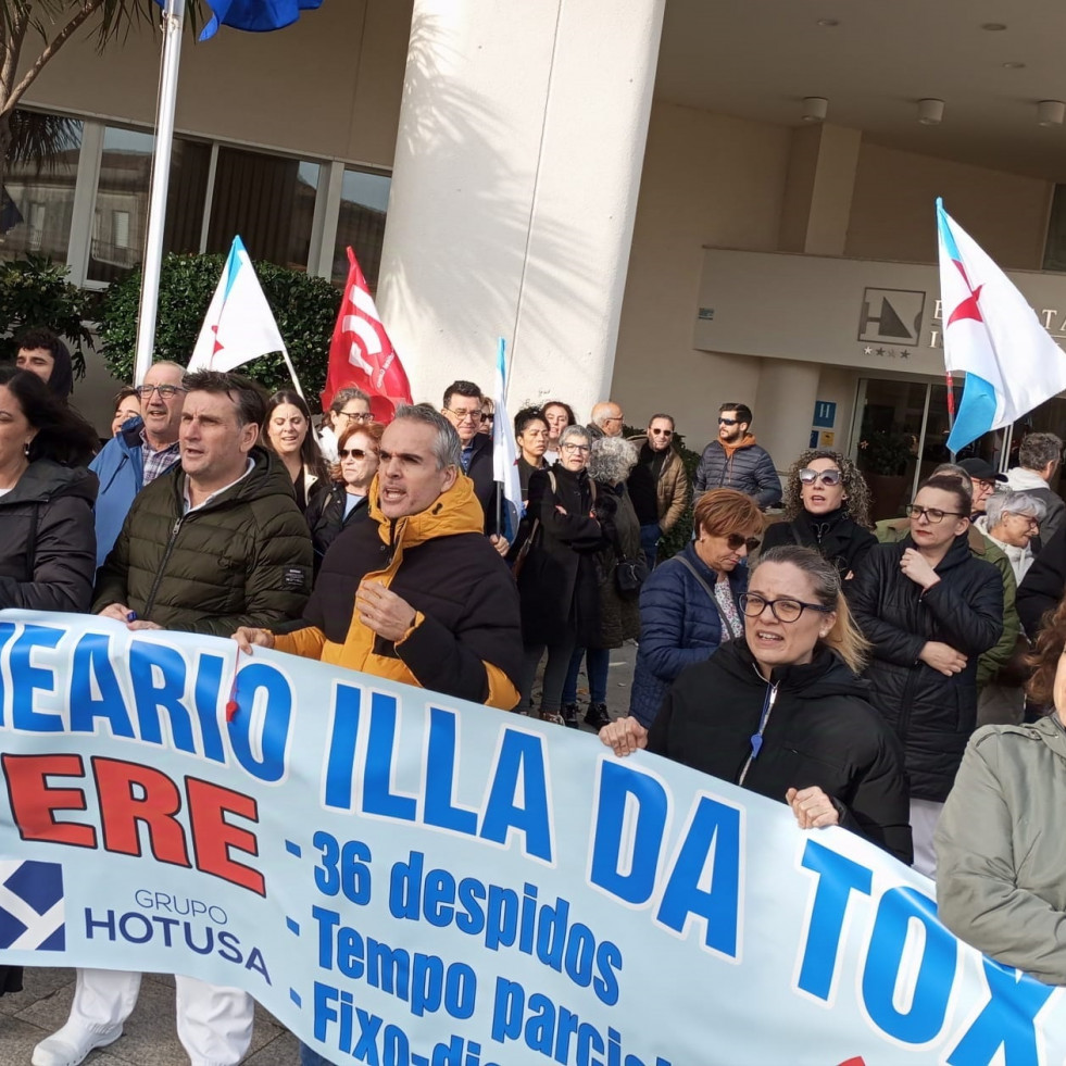 Más de medio centenar de personas continúan las protestas en el Hotel Balneario de La Toja