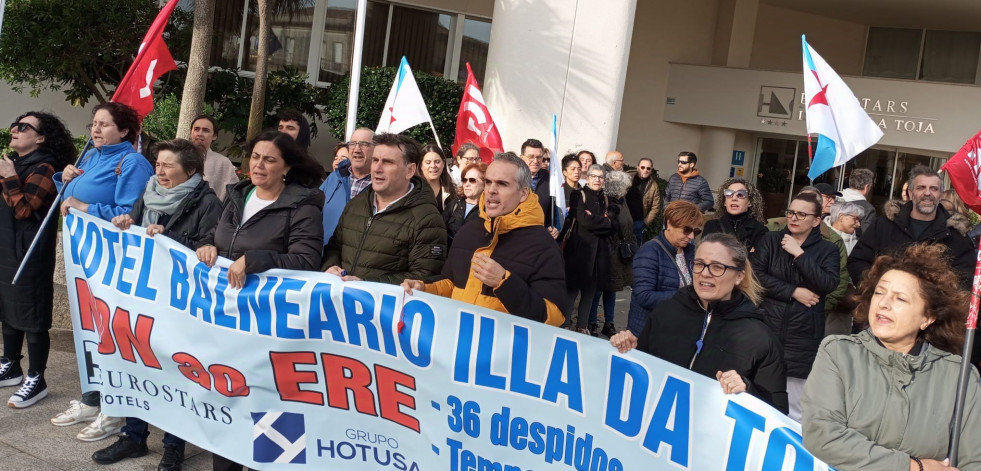 Más de medio centenar de personas continúan las protestas en el Hotel Balneario de La Toja