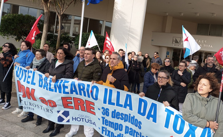 Más de medio centenar de personas continúan las protestas en el Hotel Balneario de La Toja