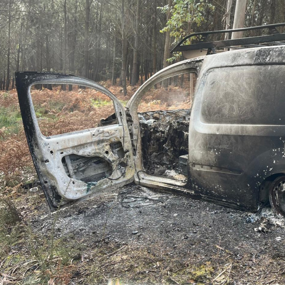 Calcinada una furgoneta que se incendió en un monte al lado de los campos de fútbol de Vista Alegre, en Boiro