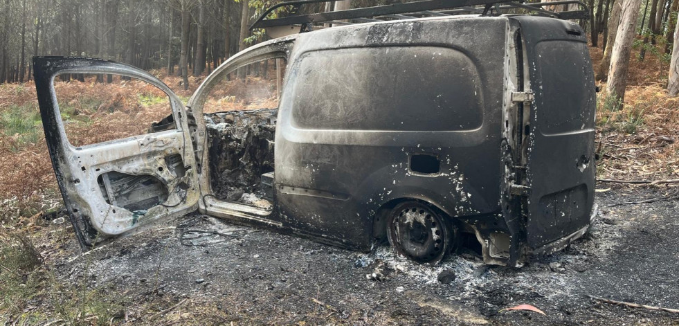 Calcinada una furgoneta que se incendió en un monte al lado de los campos de fútbol de Vista Alegre, en Boiro