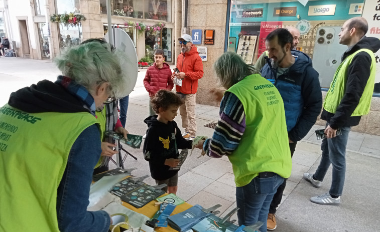 Greenpeace constata el grave problema de cientos de bolsas de plástico del mercadillo de Ribeira que van a parar al mar