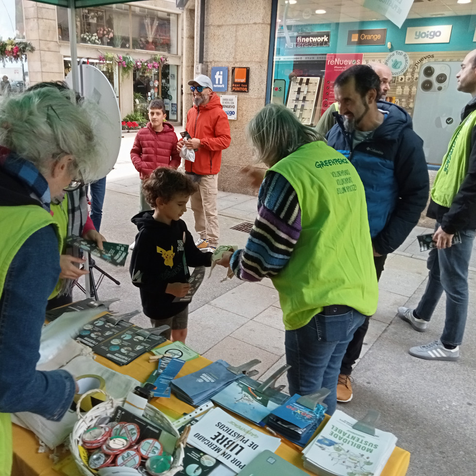 Greenpeace constata el grave problema de cientos de bolsas de plástico del mercadillo de Ribeira que van a parar al mar