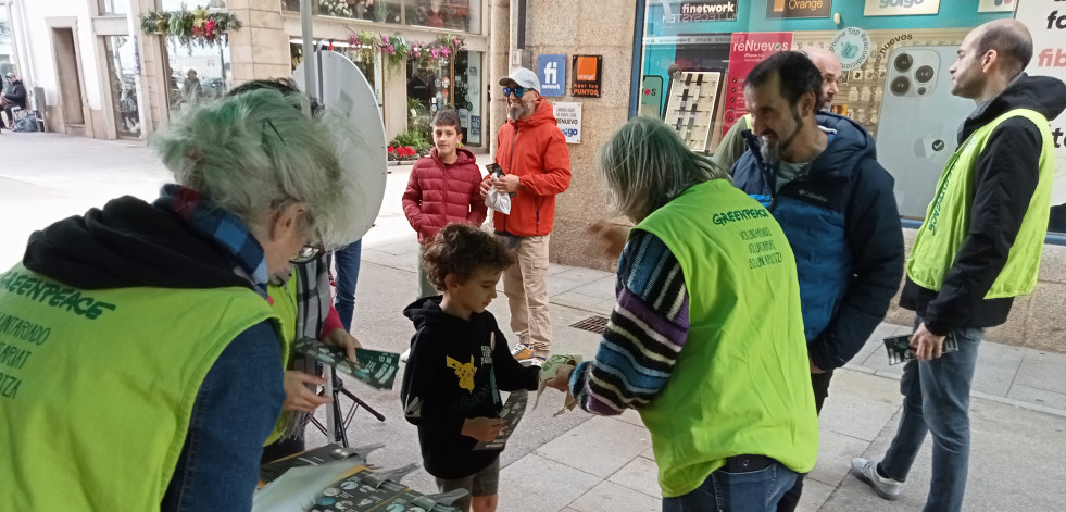 Greenpeace constata el grave problema de cientos de bolsas de plástico del mercadillo de Ribeira que van a parar al mar