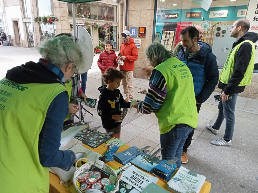 Greenpeace constata el grave problema de cientos de bolsas de plástico del mercadillo de Ribeira que van a parar al mar