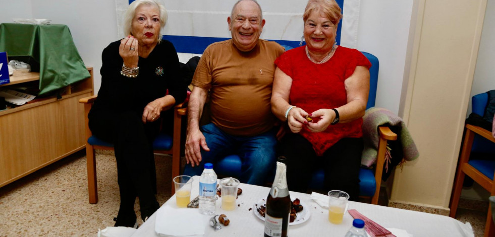 Dena celebró un magosto para mayores de 60 años con baile, música, castañas y chocolate