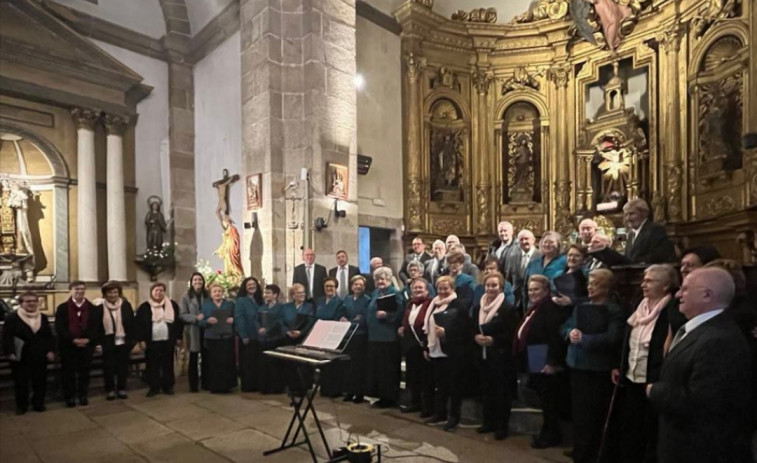 Las dos corales polifónicas de Ribeira celebraron Santa Icía con sendos conciertos en el templo de Santa Uxía