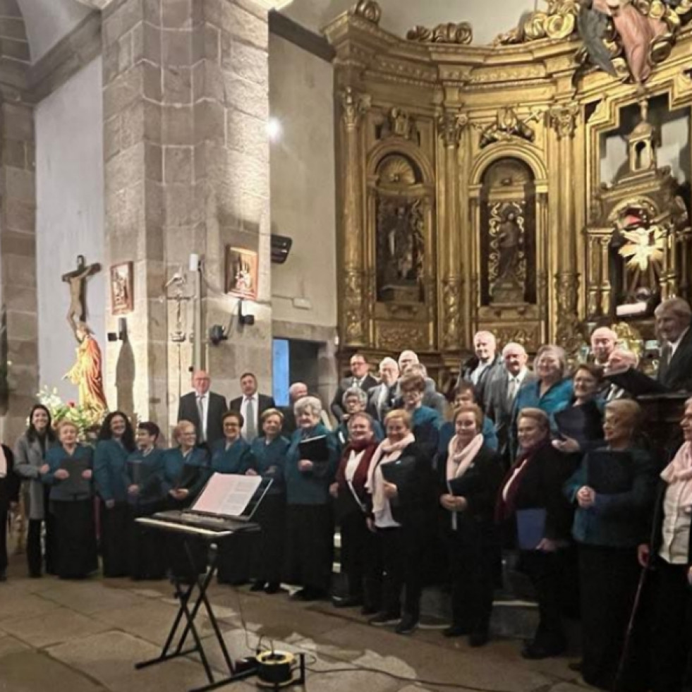 Las dos corales polifónicas de Ribeira celebraron Santa Icía con sendos conciertos en el templo de Santa Uxía