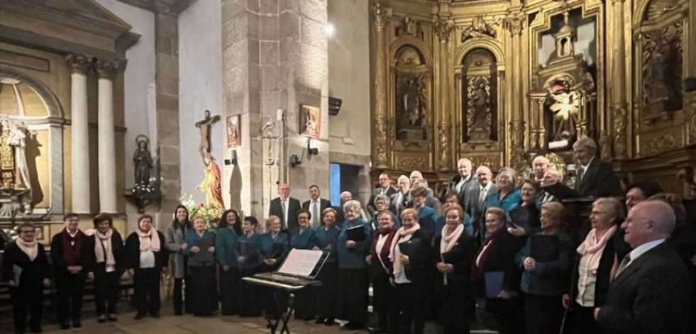 Las dos corales polifónicas de Ribeira celebraron Santa Icía con sendos conciertos en el templo de Santa Uxía