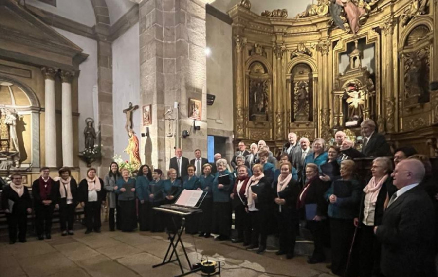 Las dos corales polifónicas de Ribeira celebraron Santa Icía con sendos conciertos en el templo de Santa Uxía