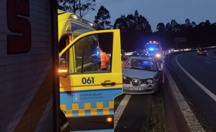 Herido un joven conductor en un accidente entre un camión y un coche en la Autovía do Barbanza, en Rianxo