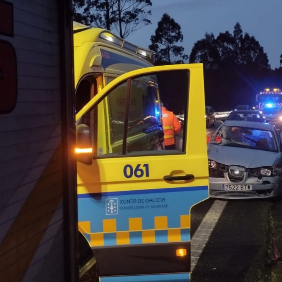 Herido un joven conductor en un accidente entre un camión y un coche en la Autovía do Barbanza, en Rianxo