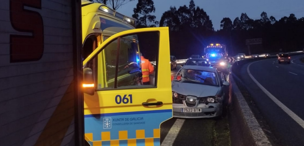 Herido un joven conductor en un accidente entre un camión y un coche en la Autovía do Barbanza, en Rianxo