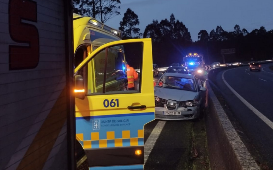 Herido un joven conductor en un accidente entre un camión y un coche en la Autovía do Barbanza, en Rianxo