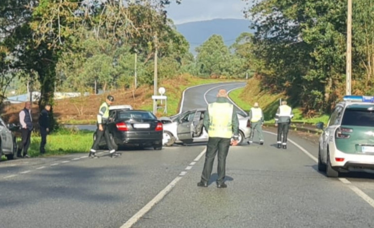 Registrada una colisión frontal entre dos coches en la entrada de Cespón, en Boiro