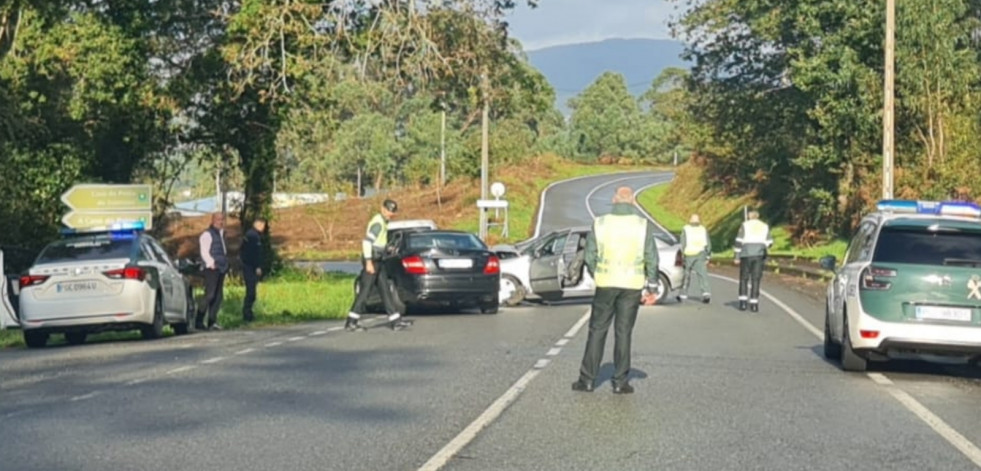 Registrada una colisión frontal entre dos coches en la entrada de Cespón, en Boiro