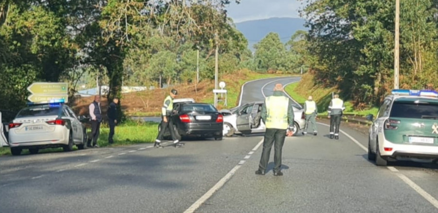 Registrada una colisión frontal entre dos coches en la entrada de Cespón, en Boiro