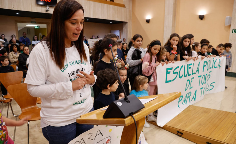 Las familias de Faxilde estallan ante la falta de recursos en el colegio: 