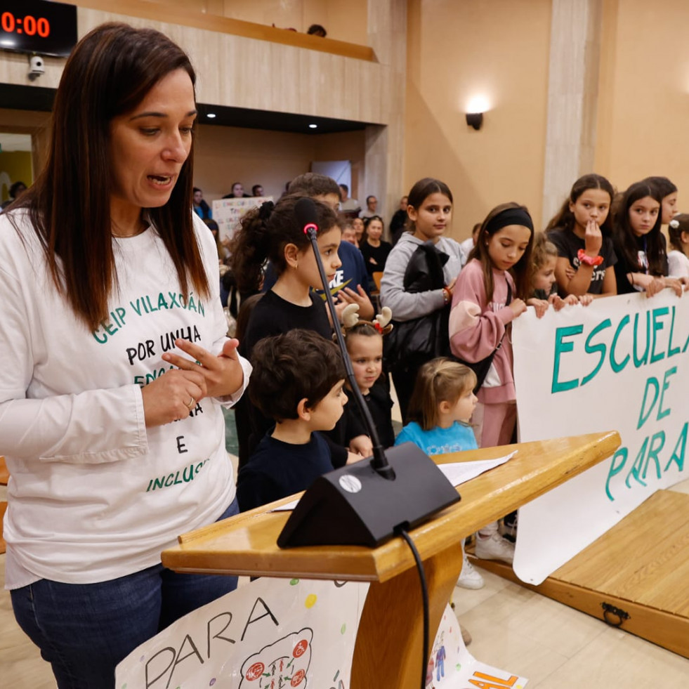 Las familias de Faxilde estallan ante la falta de recursos en el colegio: 