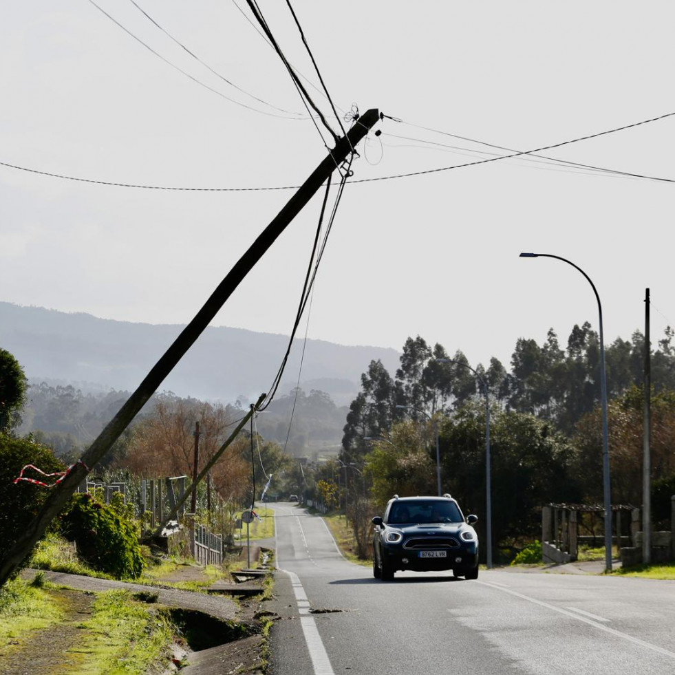 Parte del tendido, tumbado sobre la carretera entre Lobeira y Pontearnelas