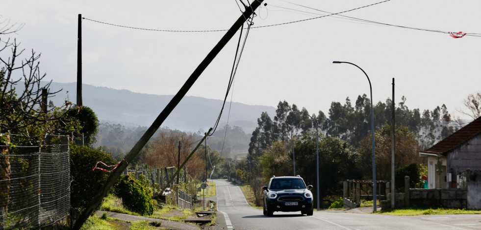 Parte del tendido, tumbado sobre la carretera entre Lobeira y Pontearnelas