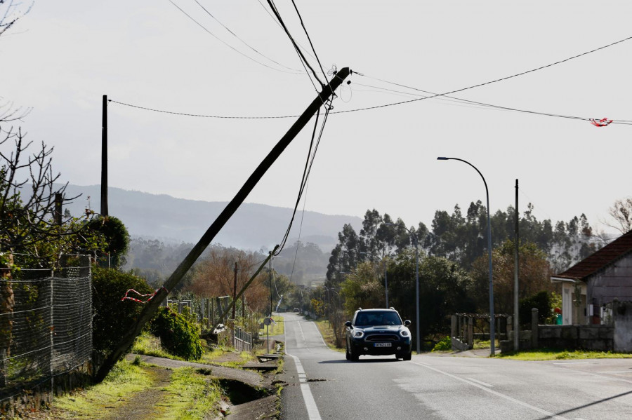 Parte del tendido, tumbado sobre la carretera entre Lobeira y Pontearnelas