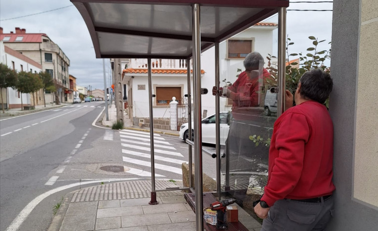 La brigada municipal de Obras, con la ayuda de una empresa, acomete el arreglo de marquesinas en Aguiño