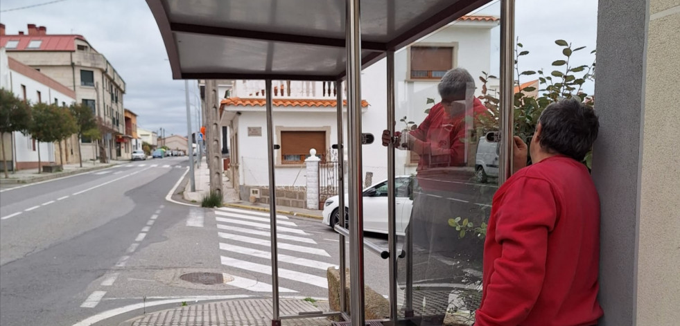 La brigada municipal de Obras, con la ayuda de una empresa, acomete el arreglo de marquesinas en Aguiño