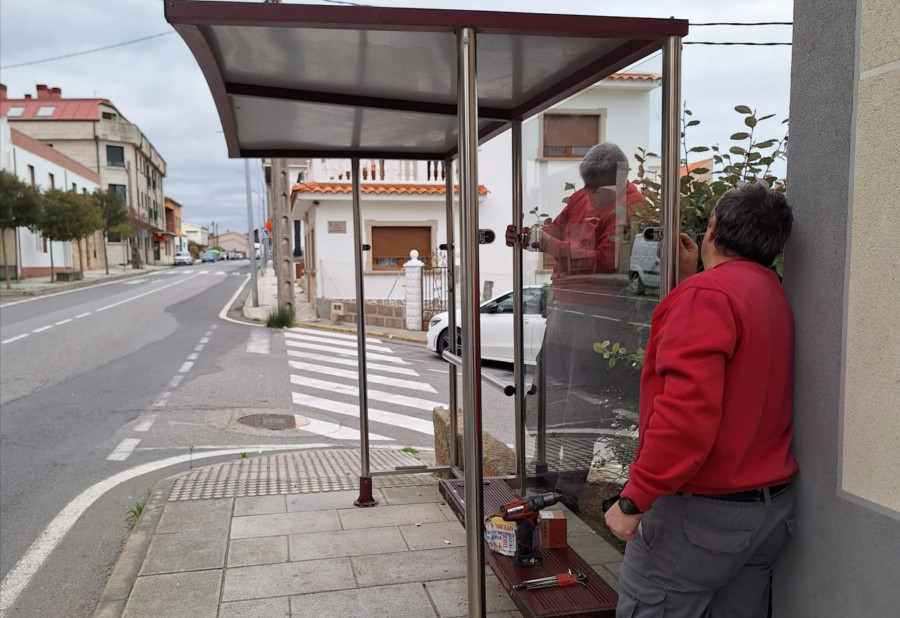 La brigada municipal de Obras, con la ayuda de una empresa, acomete el arreglo de marquesinas en Aguiño