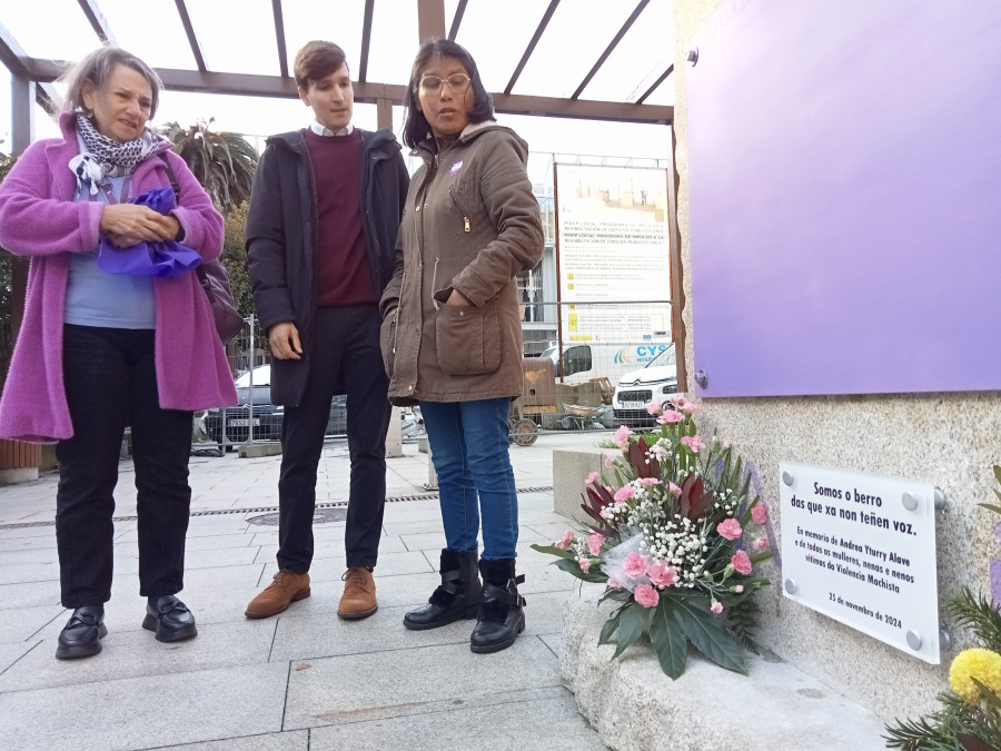 Emotivo descubrimiento de la placa en memoria de Andrea Melithza Yturry Alave con la presencia de la madre de la joven asesinada