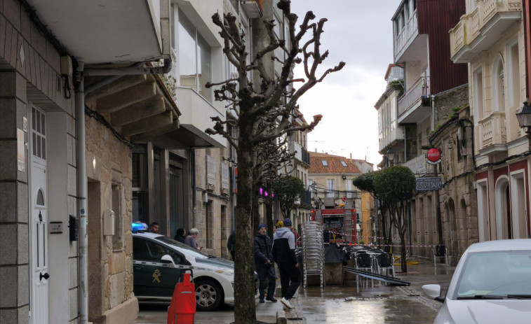 Alertan de un incendio en un tercer piso de un edificio de la céntrica Rúa de Abaixo, en Rianxo