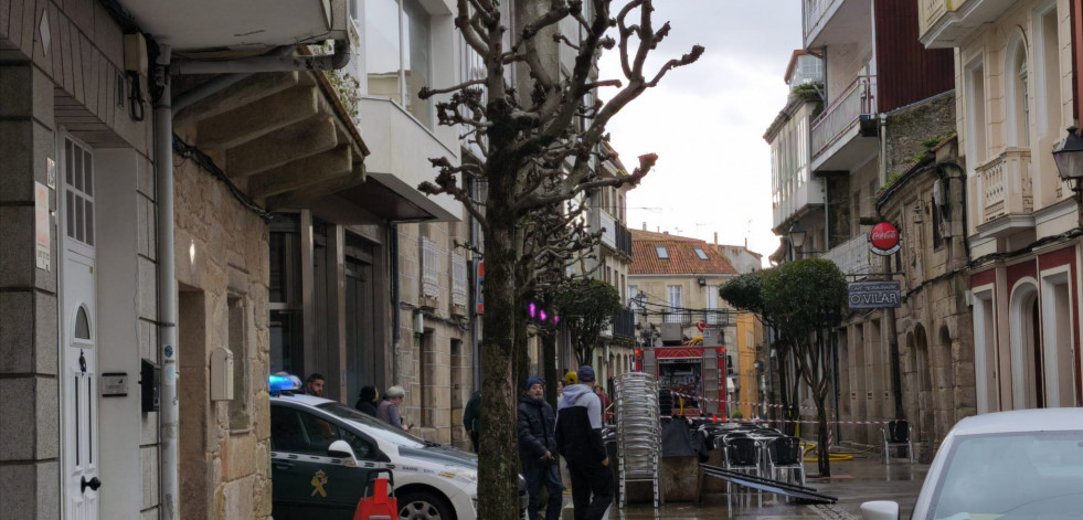 Alertan de un incendio en un tercer piso de un edificio de la céntrica Rúa de Abaixo, en Rianxo