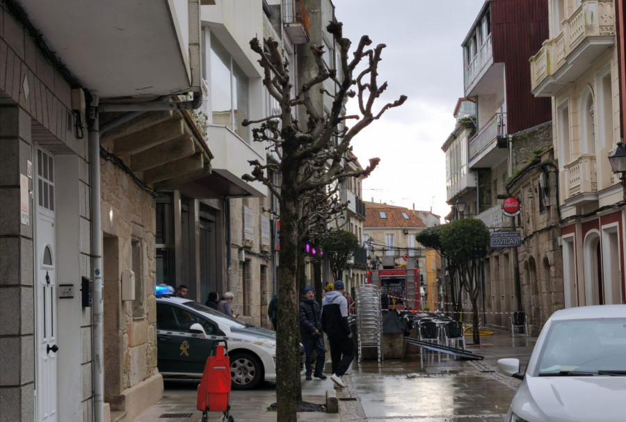 Alertan de un incendio en un tercer piso de un edificio de la céntrica Rúa de Abaixo, en Rianxo